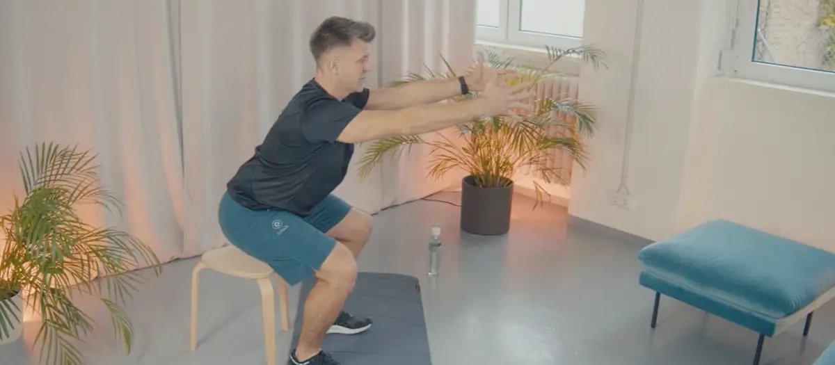 Fitnesstrainer Gabriel bei der Ausführung von Squats.