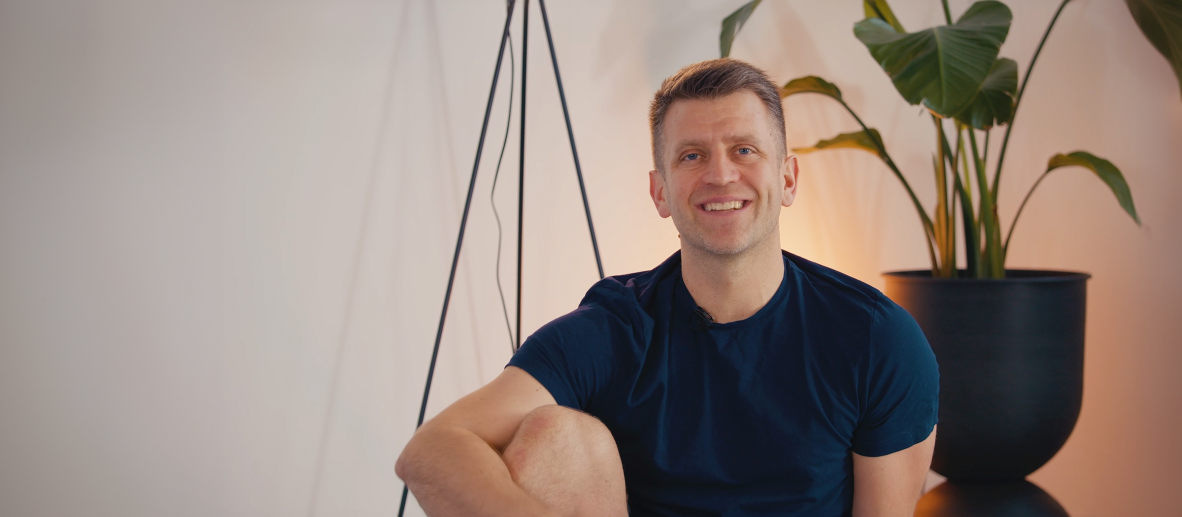 Fitnesstrainer Gabriel zeigt Stretching- und Dehnübungen für deine Morgenroutine.