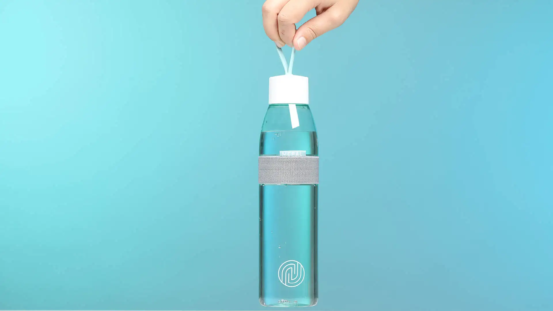 Mepal Flasche mit ENTDECKE DEIN NEO-Logo wird am Griff gehalten.
