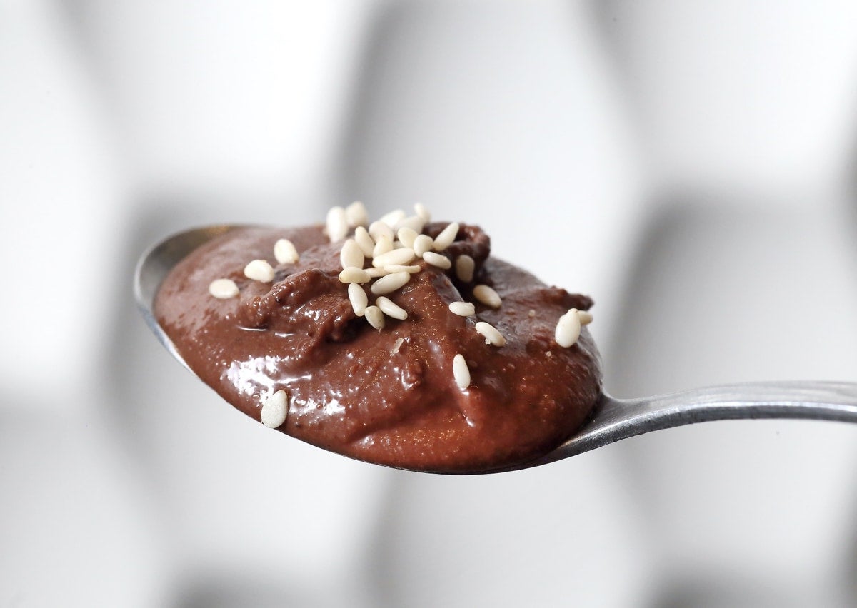 Löffel mit leckerem Schokoladenaufstrich aus Tahin.