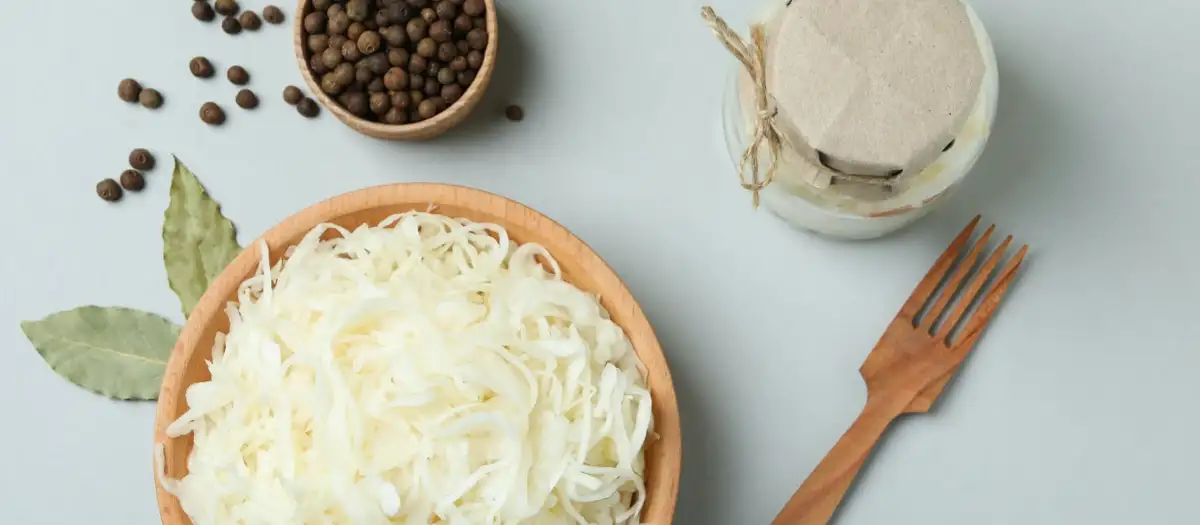 Von oben: Schüssel mit Sauerkraut und Wacholderbeeren.