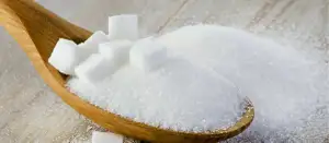 Löffel mit Zucker und Zuckerwürfeln von der Seite
