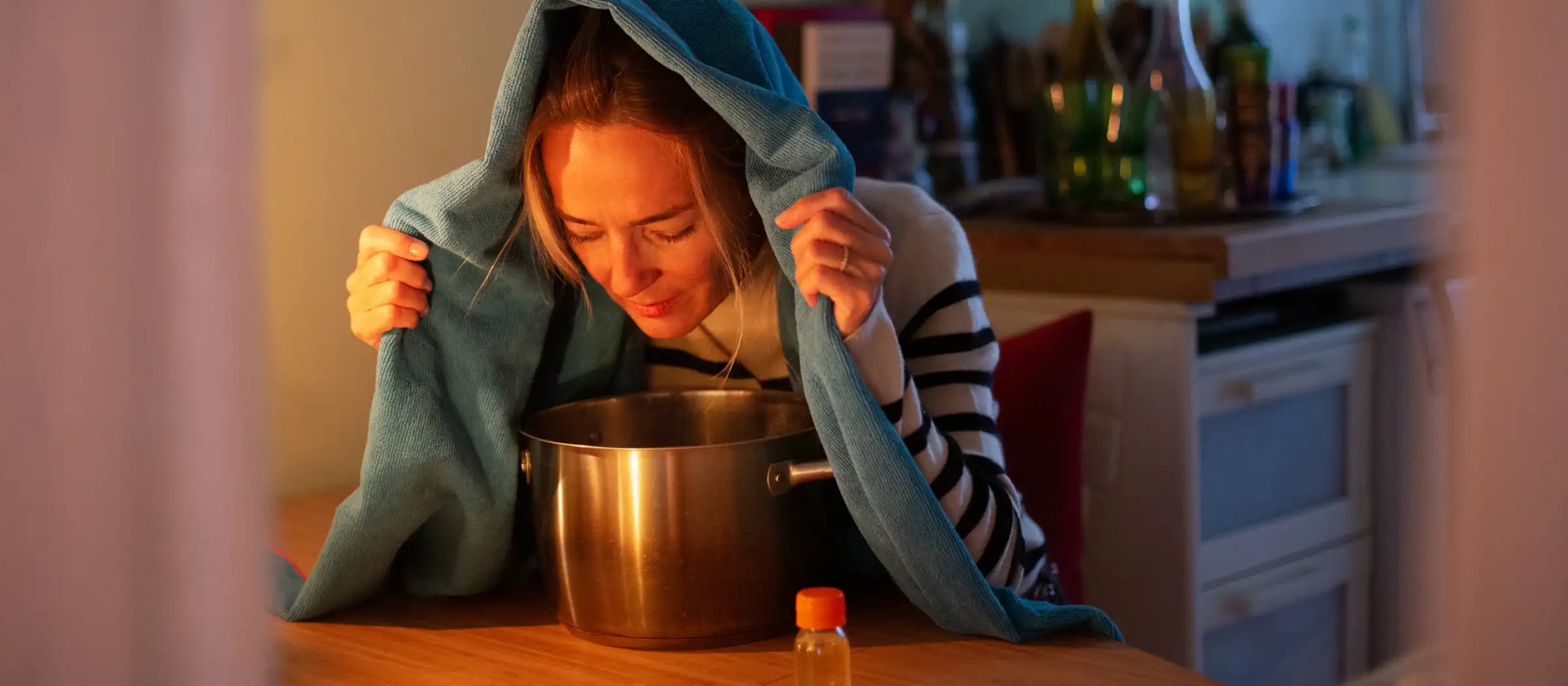 Frau inhaliert Salzwasser als Hausmittel für die Gesundheit.