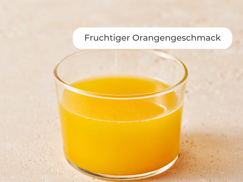 Glas mit gelber Flüssigkeit mit dem Hinweis: Fruchtiger Orangengeschmack.
