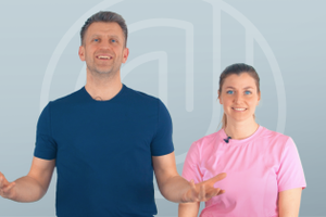 Fitnesstrainier Gabriel und Yogalehrerin Kathi beim Partner-Workout.