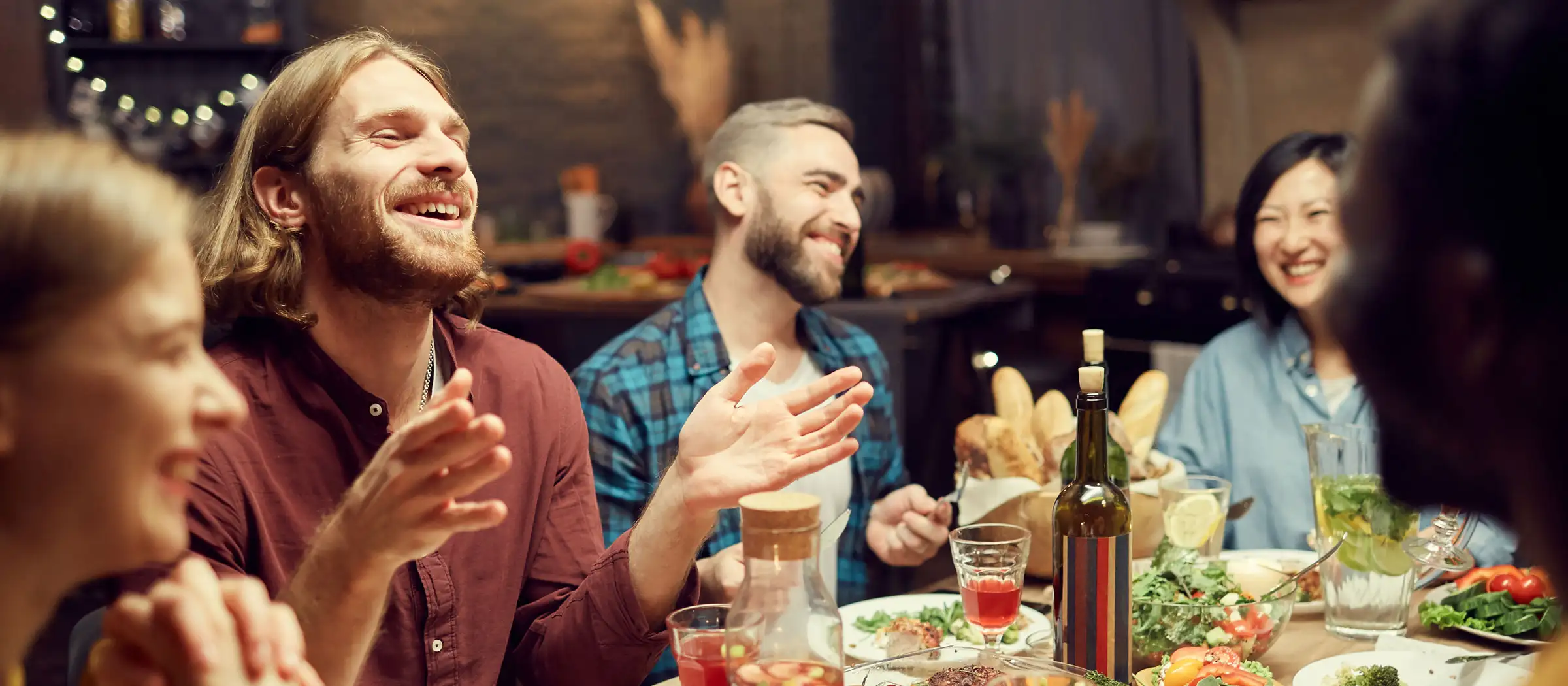 Freunde, die zusammen lachen und essen.