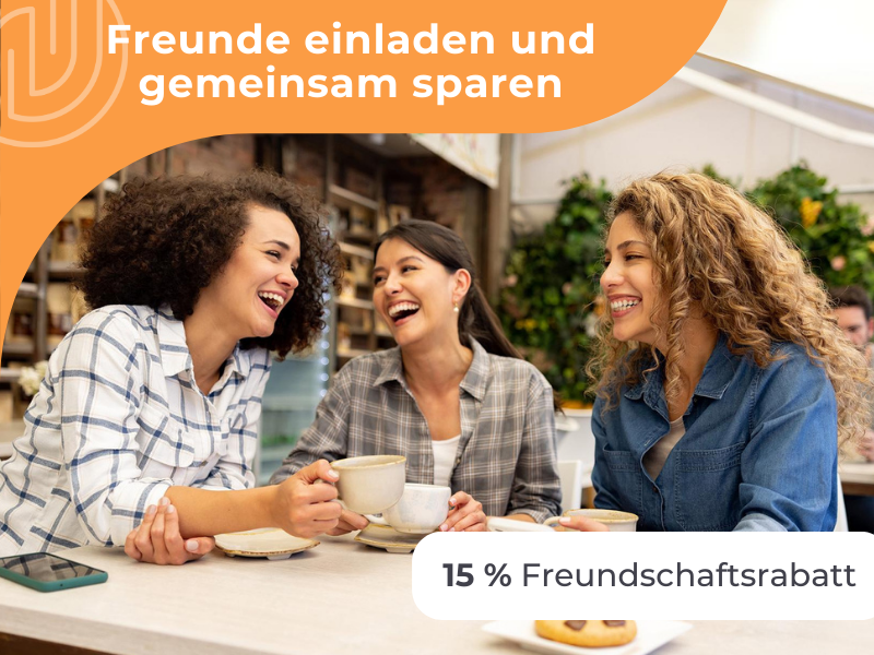 Drei lächelnde Frauen im Cafe, grafischer Hinweis auf 15 % Freundschaftsrabatt.