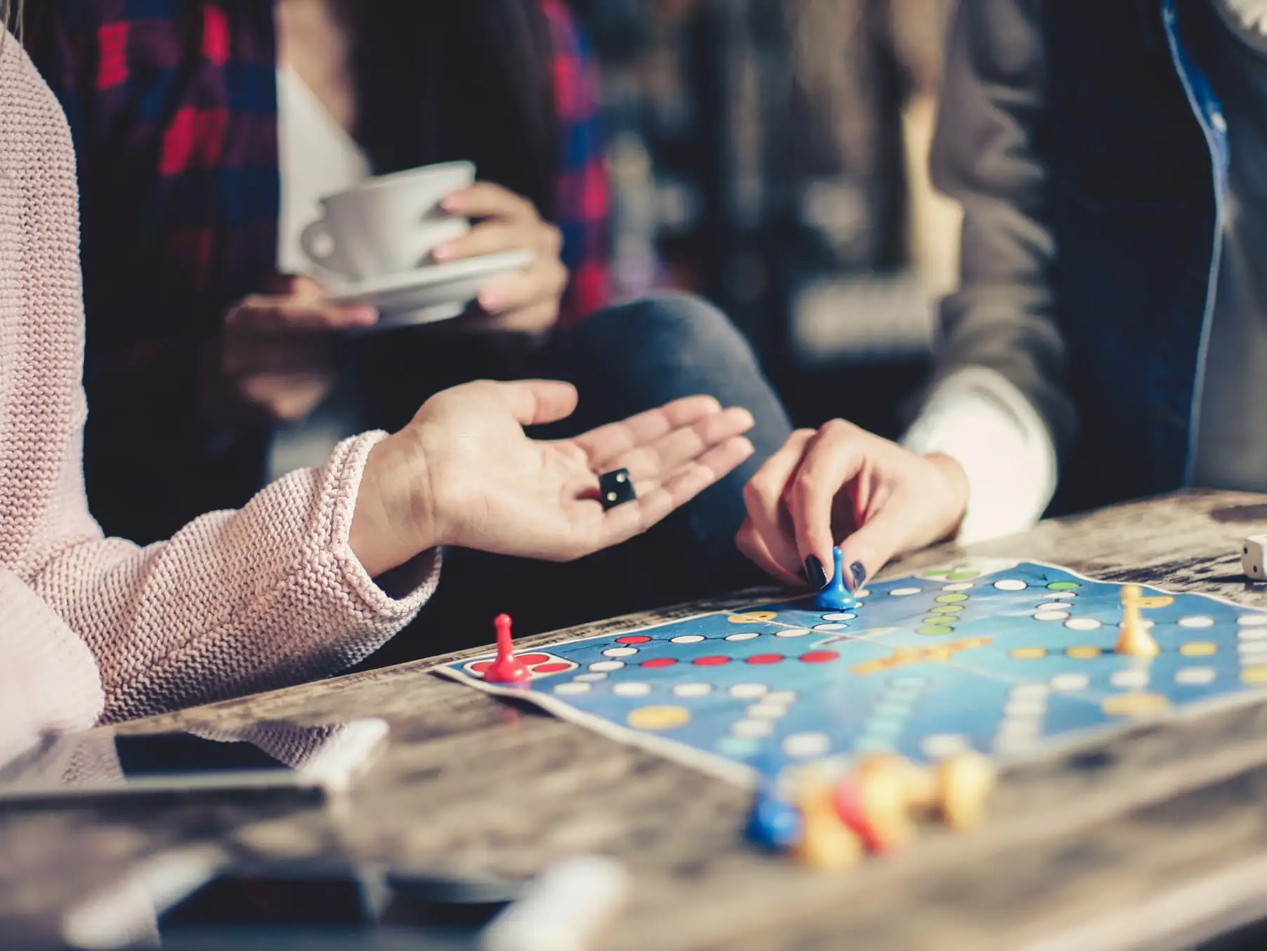 Freunde spielen Mensch-ärgere-dich-nicht.