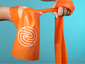 Oranges Theraband mit ENTDECKE DEIN NEO-Logo wird mit zwei Händen gehalten.