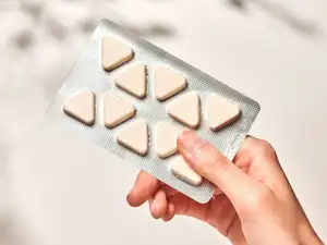 NeoGelin Pro Base Soft-Tablettenverpackung in der Hand.