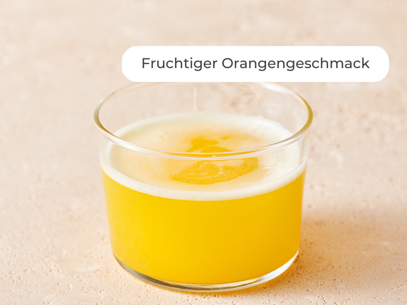 Glas mit gelber Flüssigkeit mit dem Hinweis: Fruchtiger Orangengeschmack.