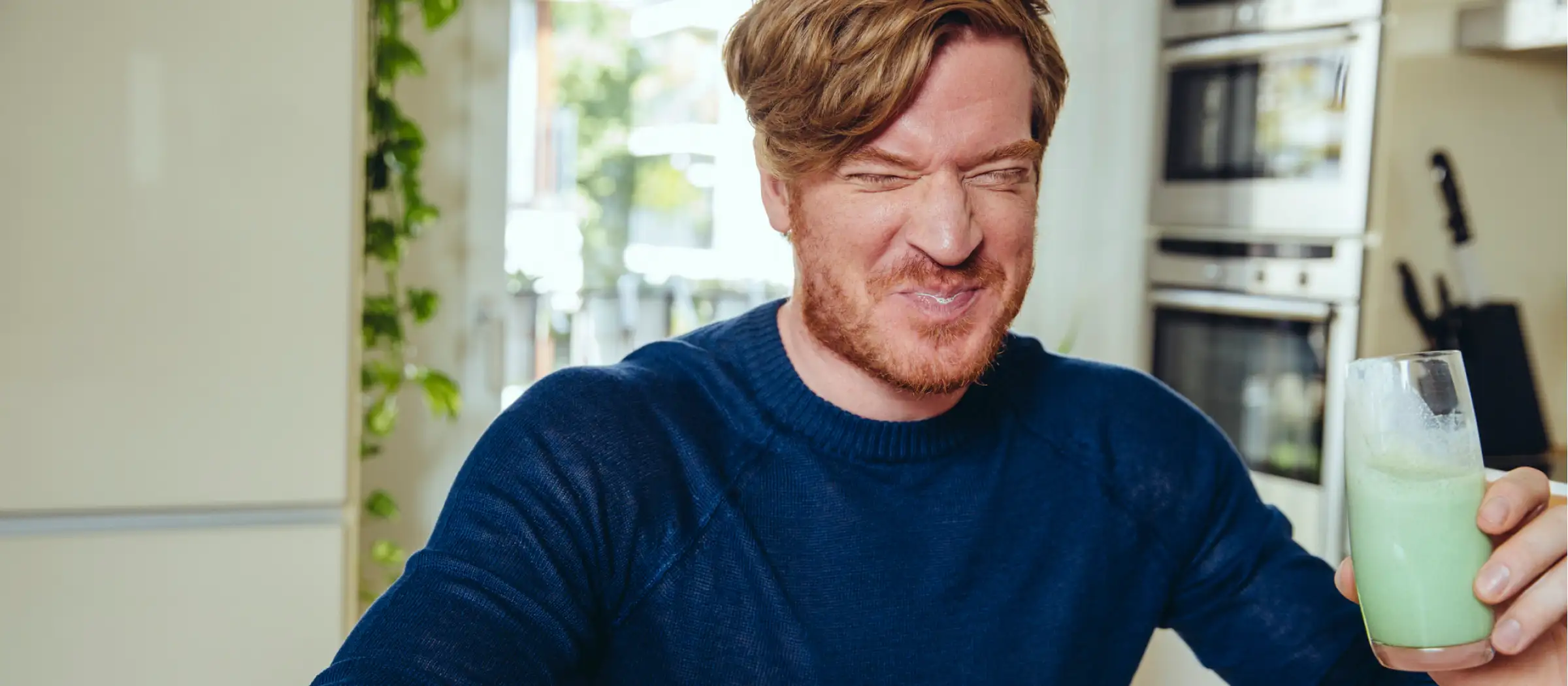 Mann verzieht das Gesicht. 