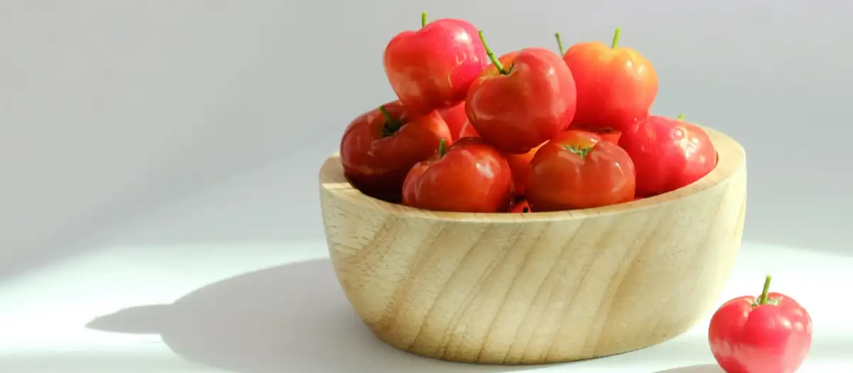 Acerola Beeren in Schale.