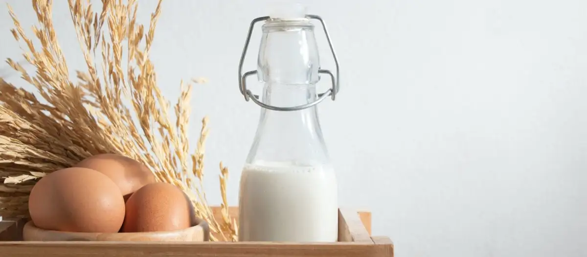 Eier und Milch in Holzbox.