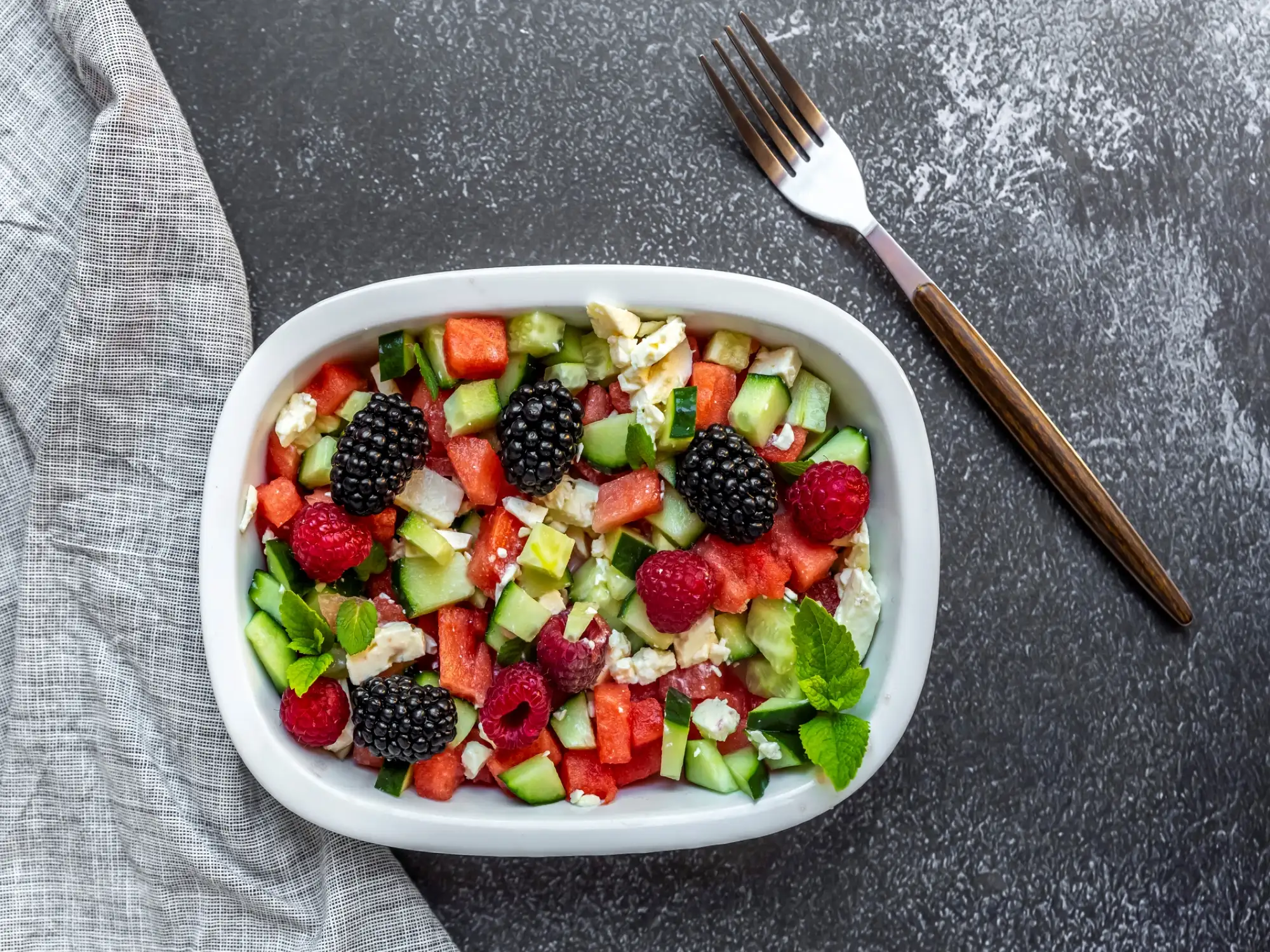 Schüssel mit Obstsalat.
