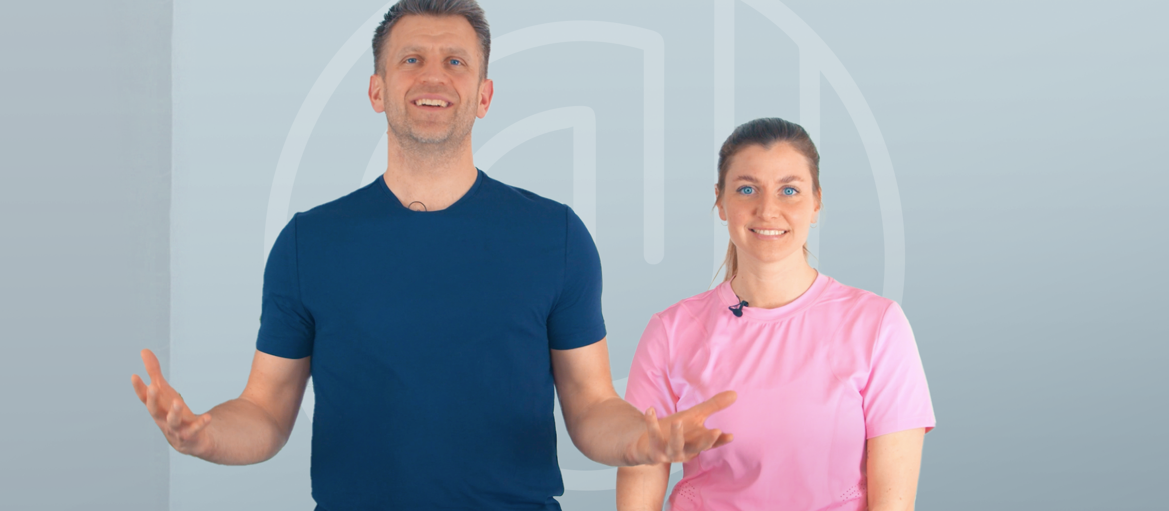 Fitnesstrainier Gabriel und Yogalehrerin Kathi beim Partner-Workout.
