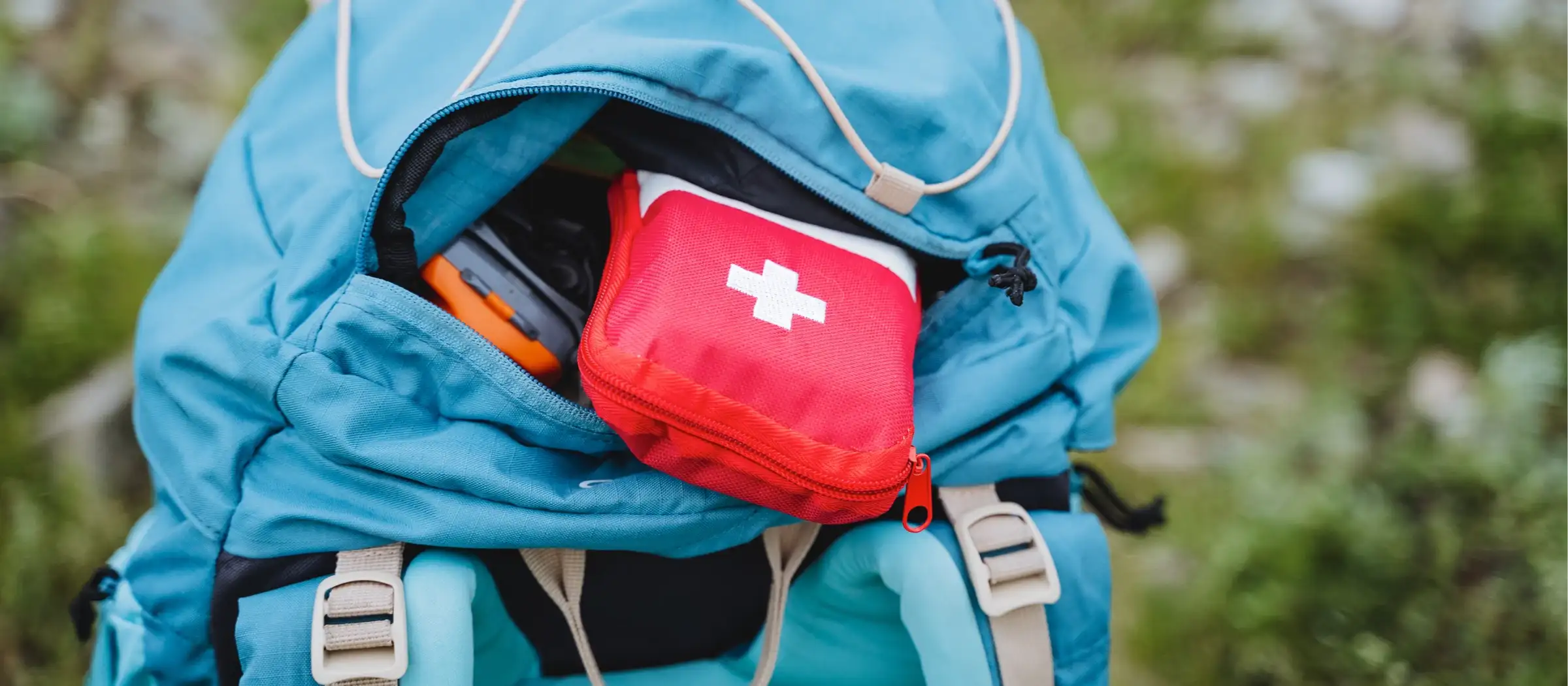 Rucksack mit Reiseapotheke.