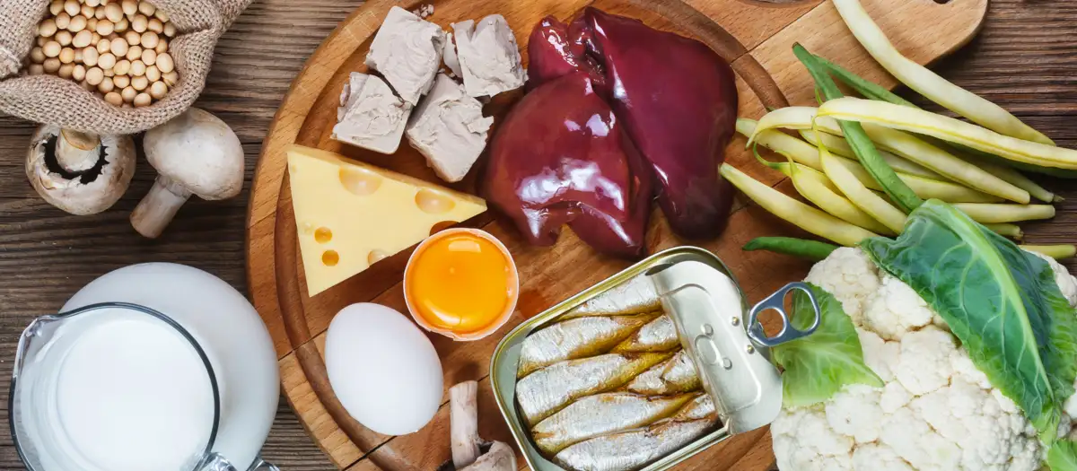 Von Oben: Fleisch, Leber, Eier, Hülsenfrüchte und eine Kanne Milch