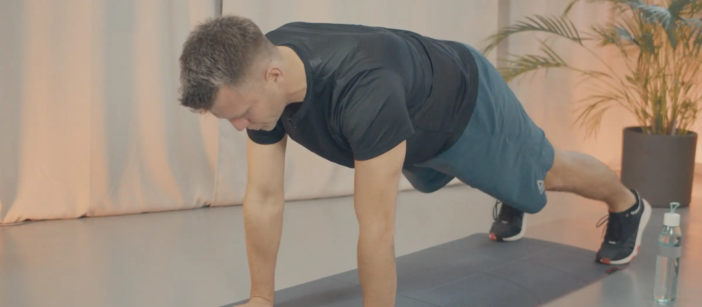 Fitnesstrainer im Plank