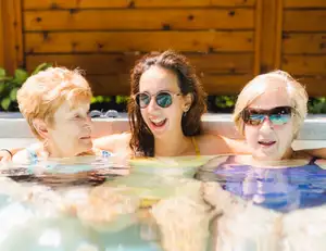 Zwei ältere und eine jüngere Frau im Pool.