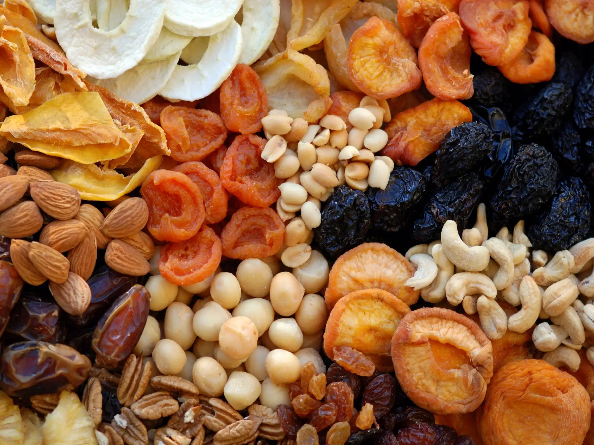 Diverse Nüsse und Obst.