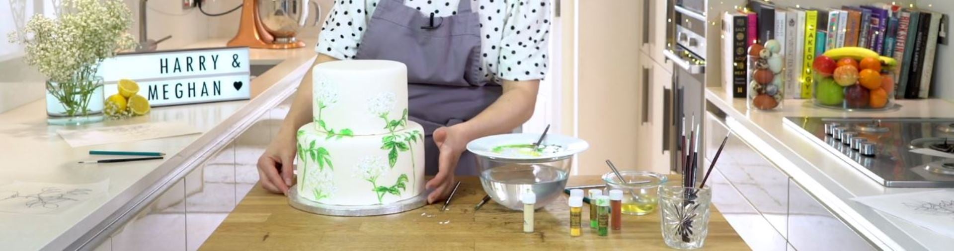 How to Hand Paint Flowers onto a Cake