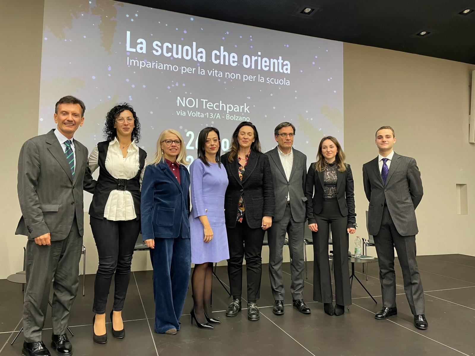 Il Sovrintendente Vincenzo Gullotta con relatori e relatrici del convegno.