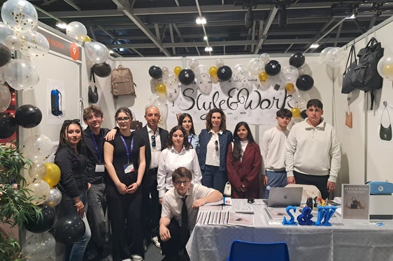 studentesse e studenti del Mattei vincitori premio fiera simulimpresa