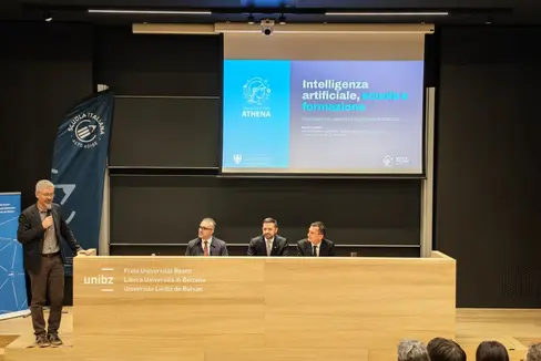 Intelligenza, scuola e formazione. Un momento del convegno dedicato al Piano Athena svoltosi nell'aula magna della facoltà di Ingegneria della Libera Università di Bolzano. Nella foto (da sinistra), il prorettore alla Didattica di Unibz Marco Baratieri, l'ispettore per l’ambito STEAM Fabio Furciniti, il vicepresidente e assessore all'Istruzione Marco Galateo e il sovrintendente scolastico Vincenzo Gullotta. (Foto: USP)