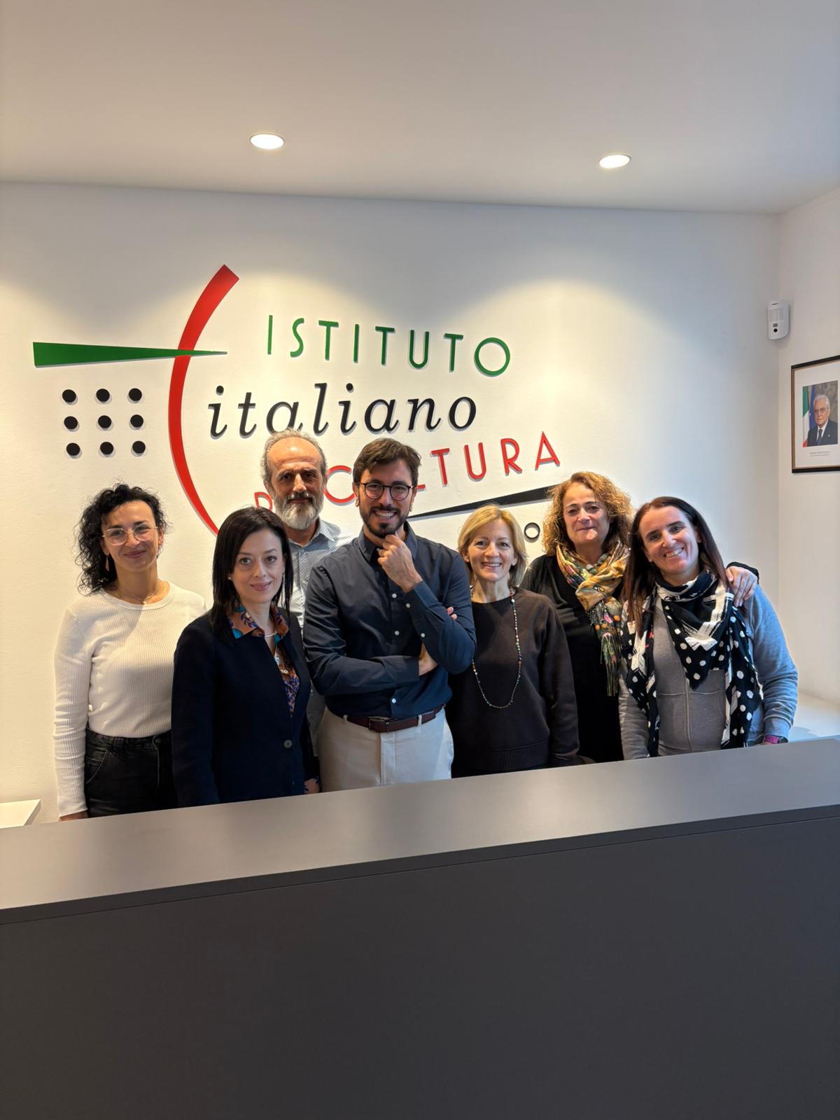 Nella foto, la dirigente Scicchitano e lo staff di Laives in visita all'Istituto italiano di cultura
