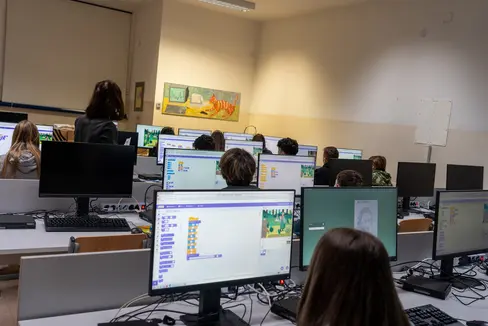 Un'aula di informatica in una scuola in lingua italiana