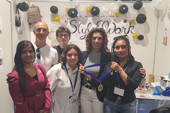studentesse e studenti del Mattei vincitori premio fiera simulimpresa