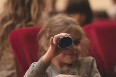 Bambina con programma di sala