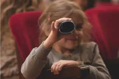 Bambina con programma di sala
