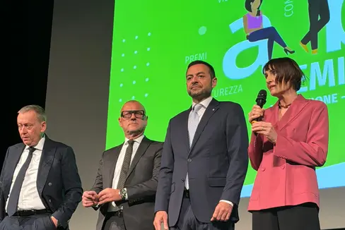 Sul palco del Teatro Rainerum per ABC - L'Autostrada del Brennero in Città: da destra il commissario del Governo Maddalena Travaglini, l'assessore provinciale Marco Galateo, il sindaco di Bolzano Claudio Corrarati e il direttore tecnico generale di A22 Carlo Costa. (Foto: Alice Segata) »