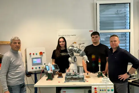 Prestigioso riconoscimento per gli studenti del terzo anno della Scuola professionale in lingua italiana Mattei di Bressanone, selezionati tra gli 11 finalisti nazionali dei Robotgames 2026. Nella foto (da sinistra) il tutor Giorgio Paoli (Laboratorio Automazione), gli studenti Cindy Lo Re e Mark Frroku e il tutor Florent Kabilo (Laboratorio e Tecnologia meccanica). (Foto: Scuola Professionale Mattei Bressanone)