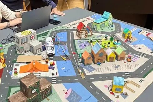 L’Istituto Comprensivo di Laives è stato selezionato nell’ambito di un bando nazionale PNRR come snodo formativo territoriale dedicato all’Intelligenza Artificiale, confermandosi come punto di riferimento per la scuola italiana dell’Alto Adige per l’innovazione didattica e digitale. (Foto: IC Laives)