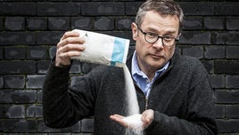 Hugh Fearnley Whittingstall pouring the contents of a bag of sugar into his own palm