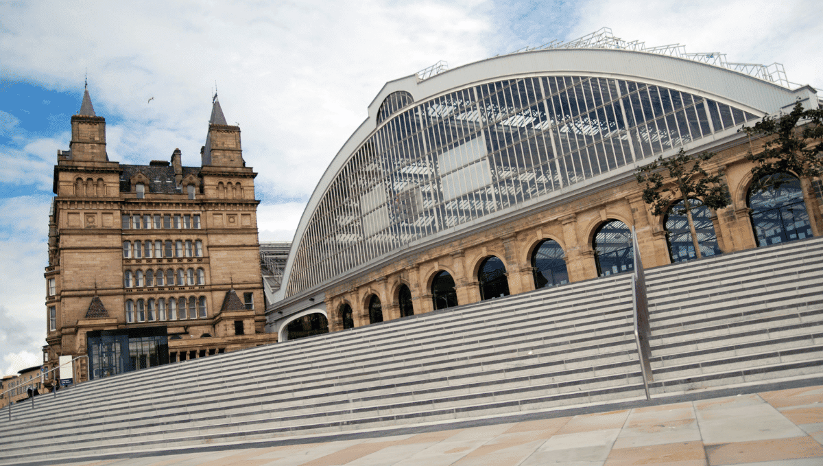 Photo of exterior of Liverpool Lime Street rail station