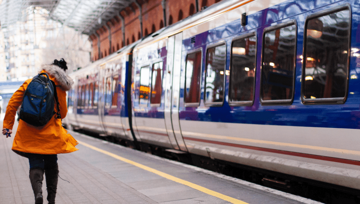 Chiltern Railway train at Marylebone station. Photo by Chris Wade on Unsplash