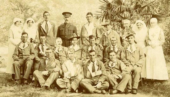 Group photo of soldiers and nurses