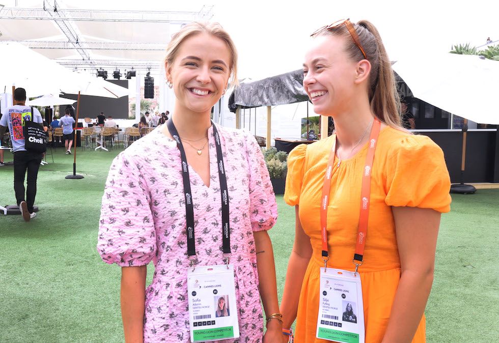 Sofia Allstrin (til venstre) og Silje Fylling befinner seg midt i reklamebransjens festuke. Tidsskjemaet deres sprakk allerede etter én time. Foto: Eivor Eriksen