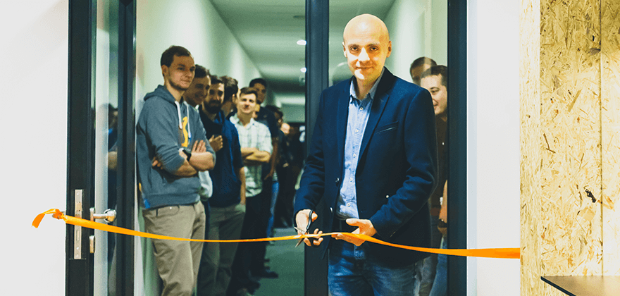 CEO Petr Palas přestřihuje pásku. Málokdo ví, že to byl právě on, kdo před lety přišel s nápadem týmových kanceláří.
