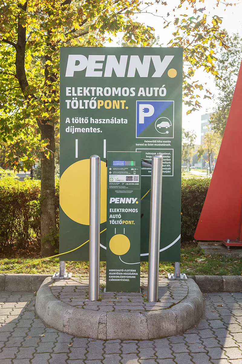 PENNY üzlet parkolójban egy e-töltő