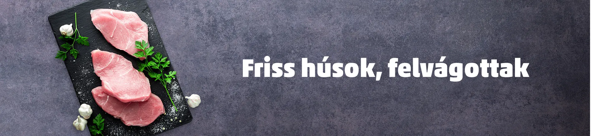 Friss, konyhakész hús egy fekete tálcán
