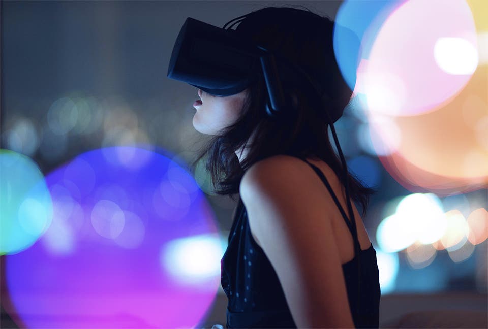 Nainen käyttää VR-laseja