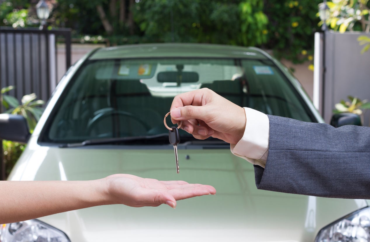 vrouw die een tweedehands auto koopt
