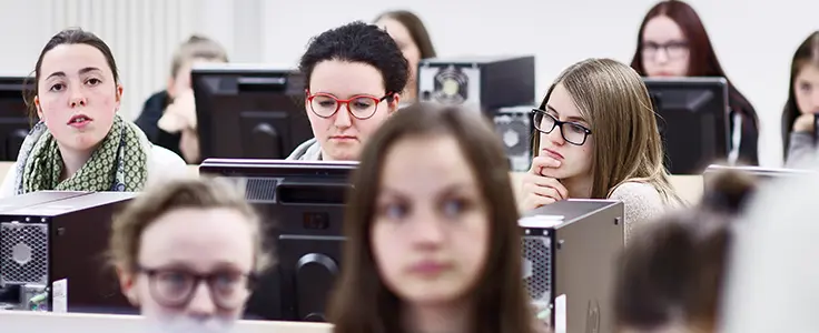 Schülerinnen beim EDV Unterricht Schülerinnen beim EDV Unterricht