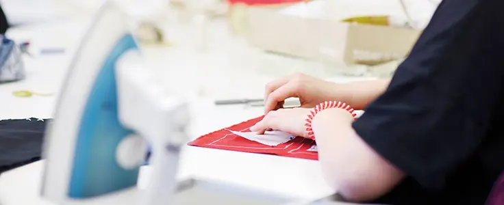 Schülerin beim Praxisunterricht Textilverarbeitung Schülerin beim Praxisunterricht Textilverarbeitung