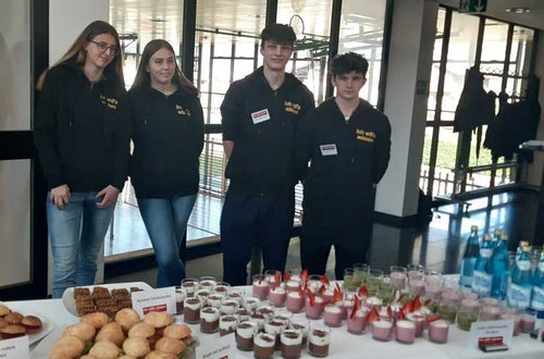 Schüler*innen der Fachschule Neumarkt gestalten ein Jausenbuffet der Fachoberschule für Landwirtschaft in Auer Schüler*innen der Fachschule Neumarkt gestalten ein Jausenbuffet der Fachoberschule für Landwirtschaft in Auer